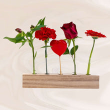 Afbeelding in Gallery-weergave laden, Floraya - Letterbox - Houten standaard met rode rozen - 25,5cmx35cm (BxH)
